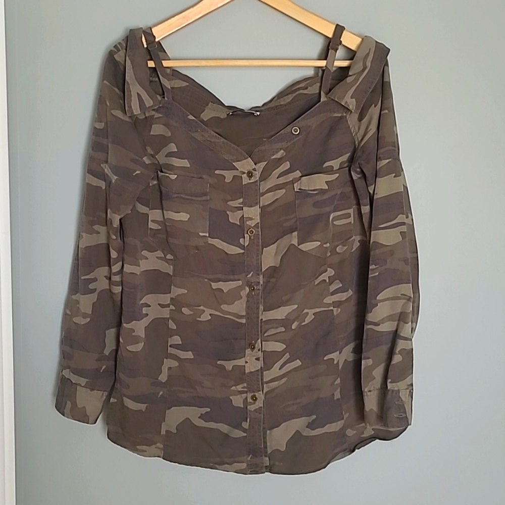 Dex tencel off the shoulder camo top Size Mediu.